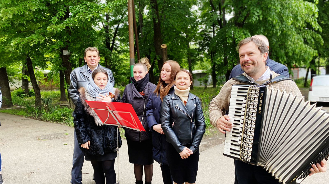 Творческие коллективы Краснодара во дворах, где живут ветераны, продолжают проводить поздравительные программы 
