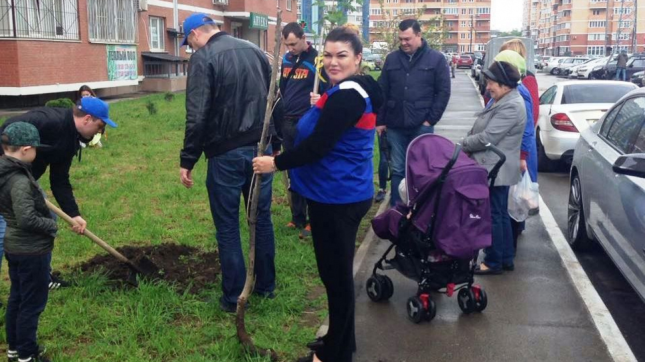 Депутаты городской Думы приняли участие в субботнике на бульваре Памяти чернобыльцев