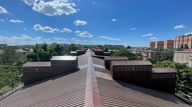 В краевом центре продолжают ремонты крыш многоквартирных домов