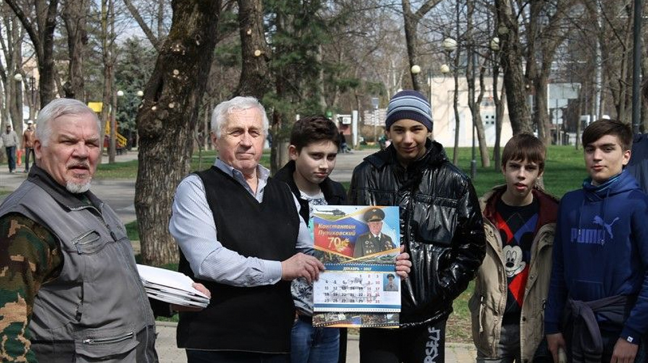 "Боевое братство" провело субботник у памятника Суворову.jpg