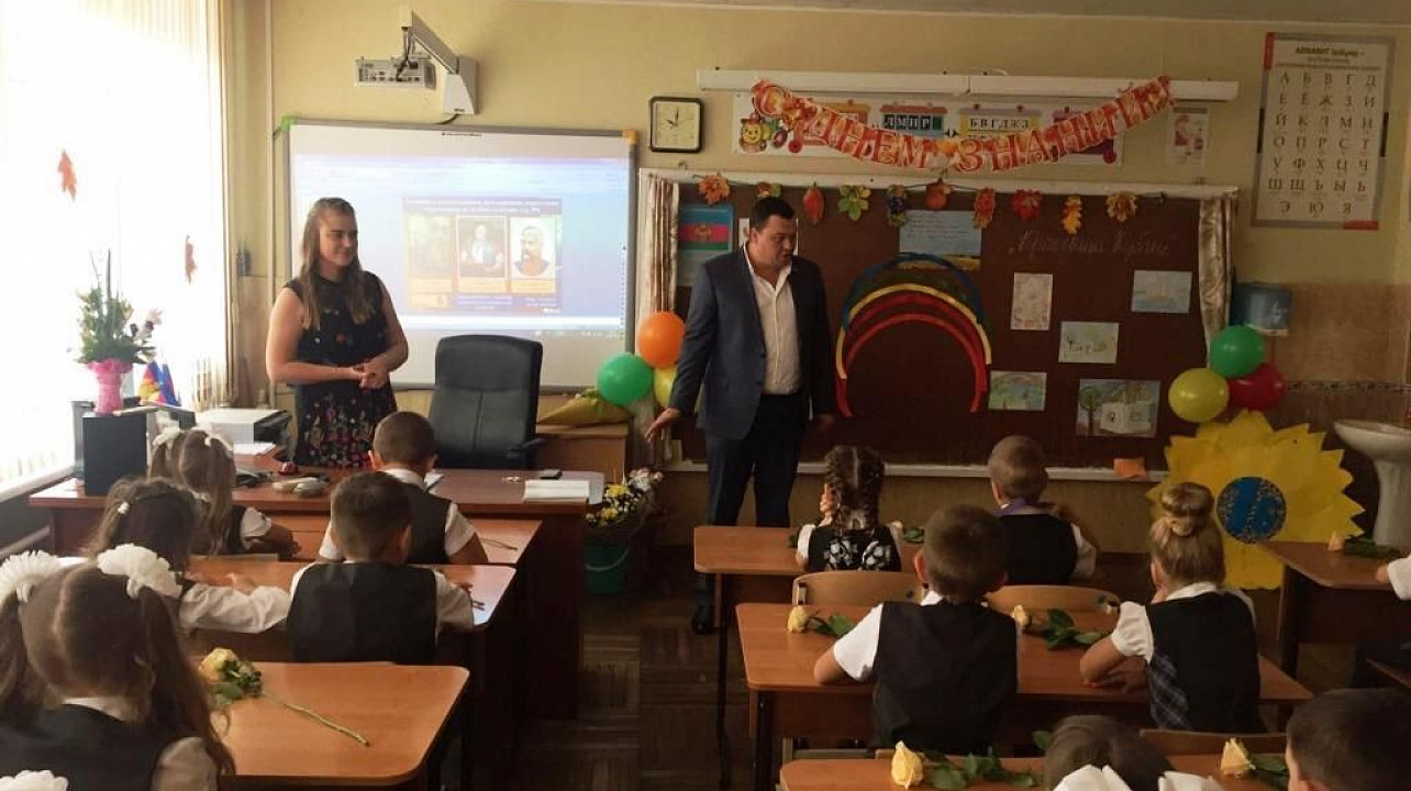 Депутат гордумы Дмитрий Оберемченко поздравил учащихся школ №№42 и 63 с Днём знаний