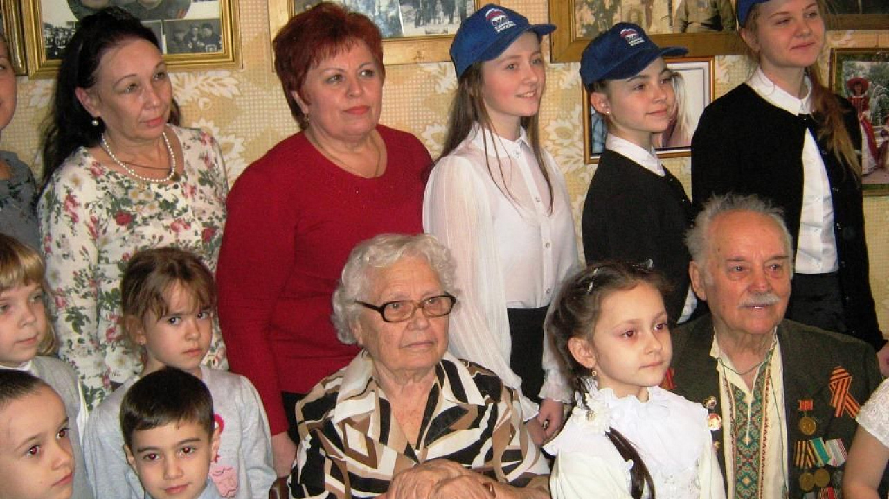 Общественники поселка Березового поздравили ветерана с 90-летием