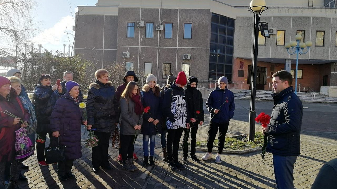 В День Героев Отечества глава администрации Прикубанского округа Александр Журавлев возложил цветы у памятника Александру Покрышкину
