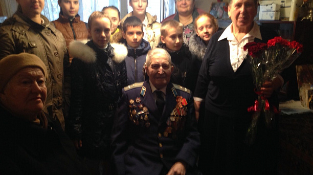 Учащиеся школы №1 поздравили ветерана войны Григория Ищенко с юбилеем