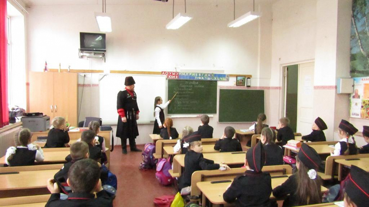 Казаком Пашковского станичного казачьего  общества в средней школе № 60 проведен урок мужества
