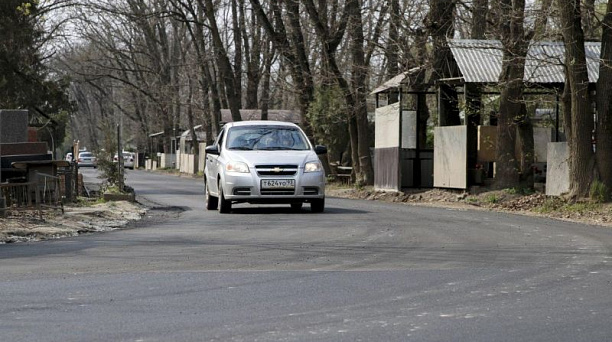 Евгений Первышов оценил ход работ по асфальтированию дорог на Славянском кладбище Краснодара