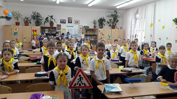 Первоклассники школы № 101 Западного округа повторили правила дорожного движения