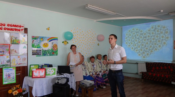 С Днем семьи жителей микрорайона Ярославский поздравил депутат гордумы Максим Бурлачко