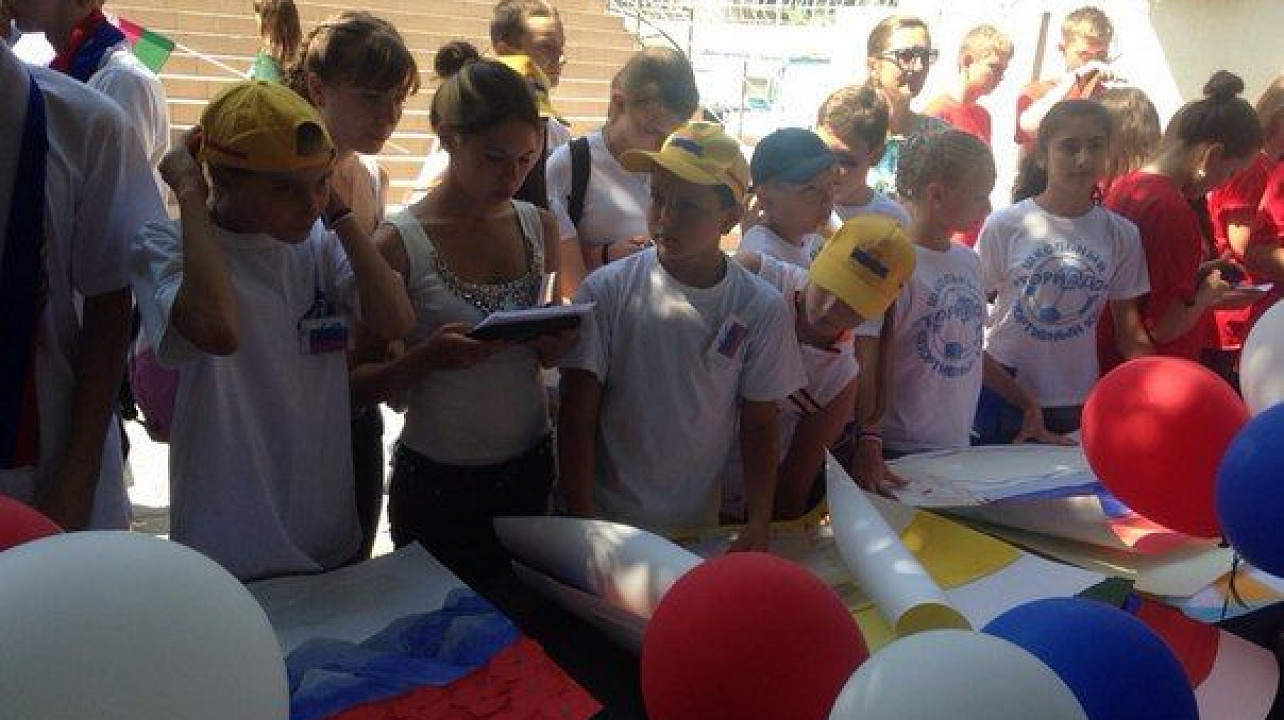 Молодежь Прикубанского округа провела торжественную линейку в честь Дня государственного флага России