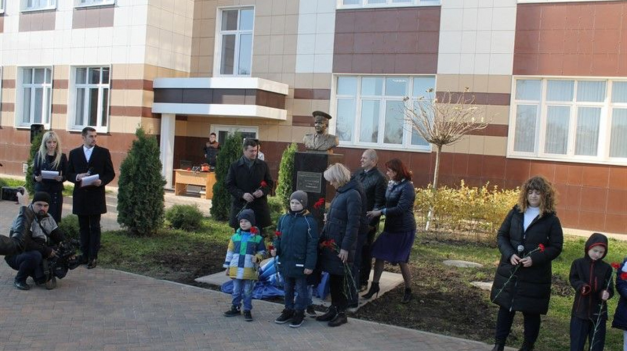 14 ноября в школе №102 открыли бюст Герою СССР Георгию Бочарникову.jpg