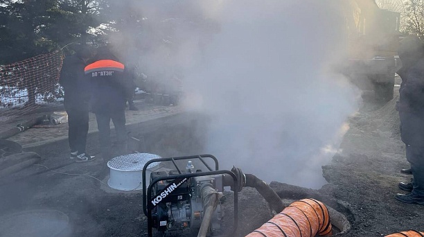 На месте порыва на теплосетях в Краснодаре на ул. им. Кондратенко ликвидируют повреждение трубы