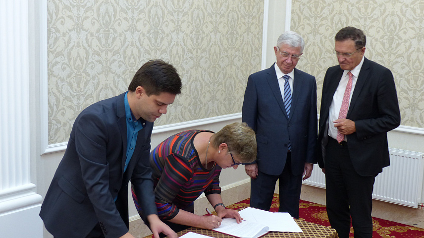 подписание соглашения.JPG