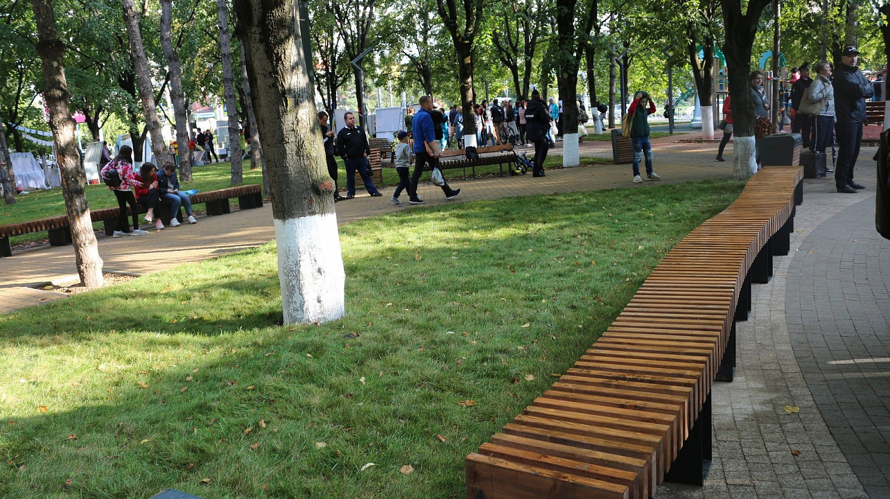 В день города глава Прикубанского округа Александр Журавлев наградил жителей округа за достижения и посетил выставку национальных культур