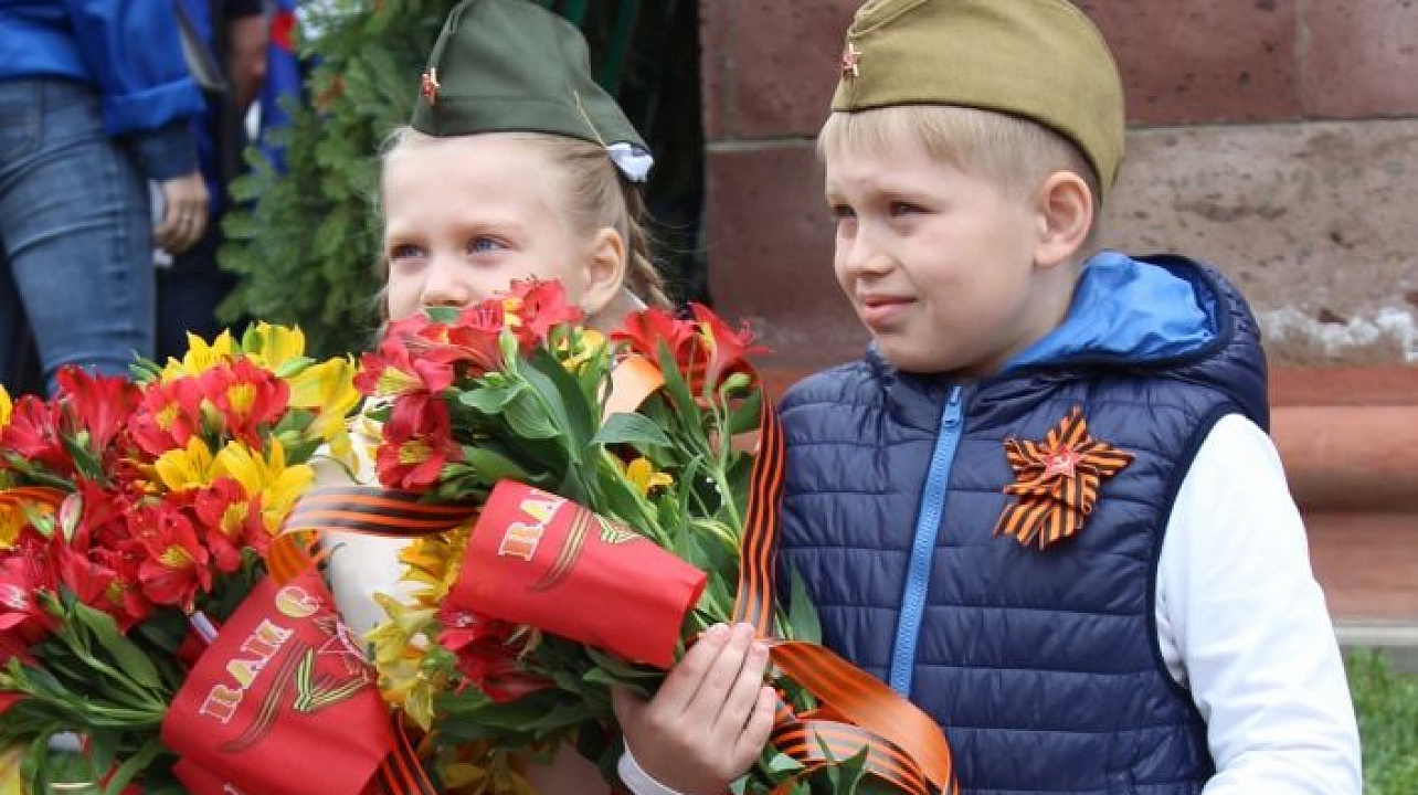 Жители Центрального округа приняли участие в церемонии возложения венков и цветов к Вечному огню