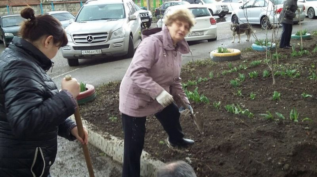 В Центральном округе проходят субботники по месту жительства