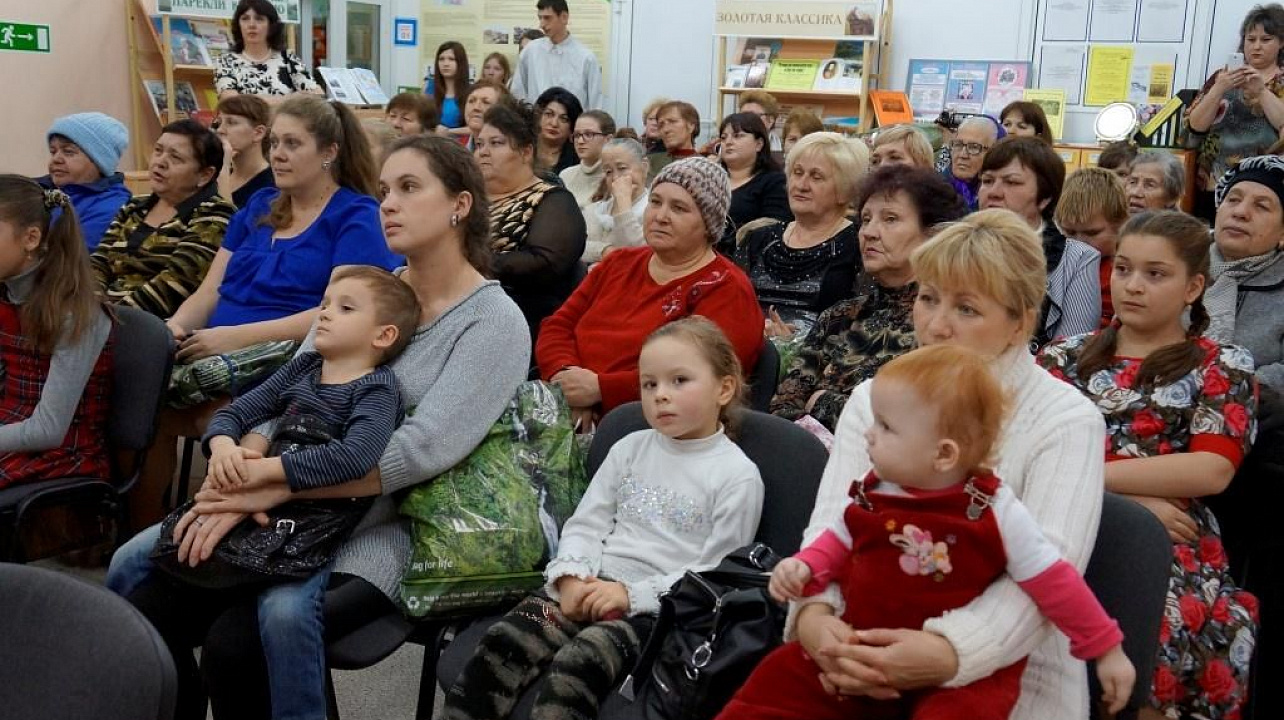 В Прикубанском округе многодетных матерей поздравили с Днем матери