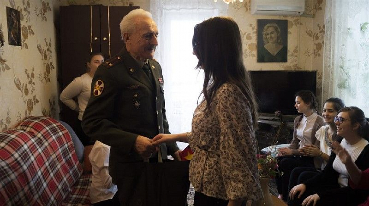 Студенты КубГУ поздравили ветеранов с днем защитника Отечества.jpg