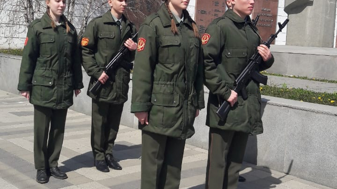 Ученики школы № 101 заступили на вахту памяти  на Посту № 1