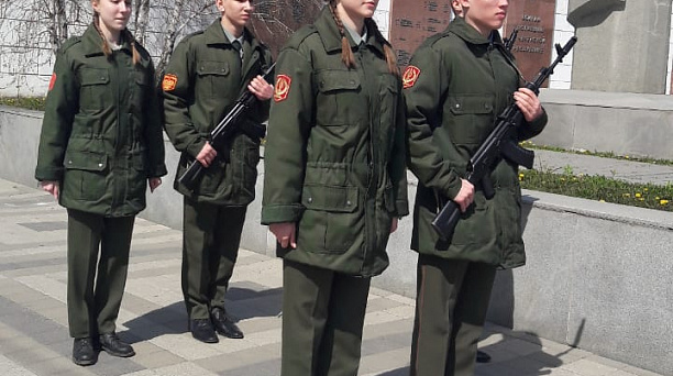 Ученики школы № 101 заступили на вахту памяти  на Посту № 1