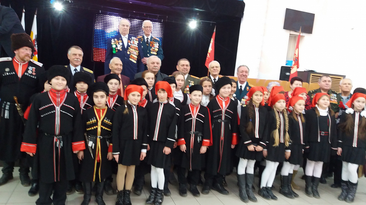 Казачата школы №60 Карасунского округа на линейке открытия месячника оборонно-массовой и военно-патриотической работы в Молодежном центре