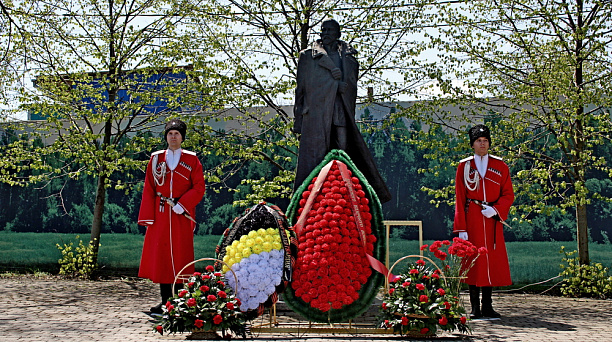 Казаки почтили память главнокомандующего Добровольческой армией Лавра Корнилова и жертв Гражданской войны