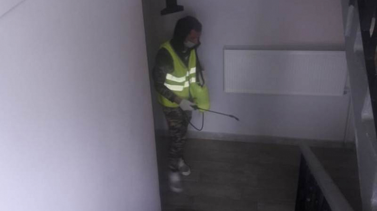 В многоквартирных домах Центрального округа продолжается дезинфекция