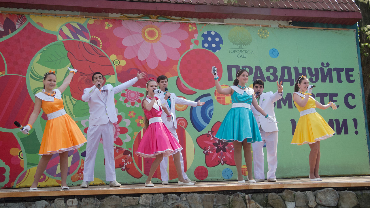 Образцовый художественный  коллектив Кристалл.jpg