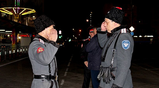 Атаман Екатеринодарского РКО поздравил заступающих в новогоднюю ночь казаков-дружинников