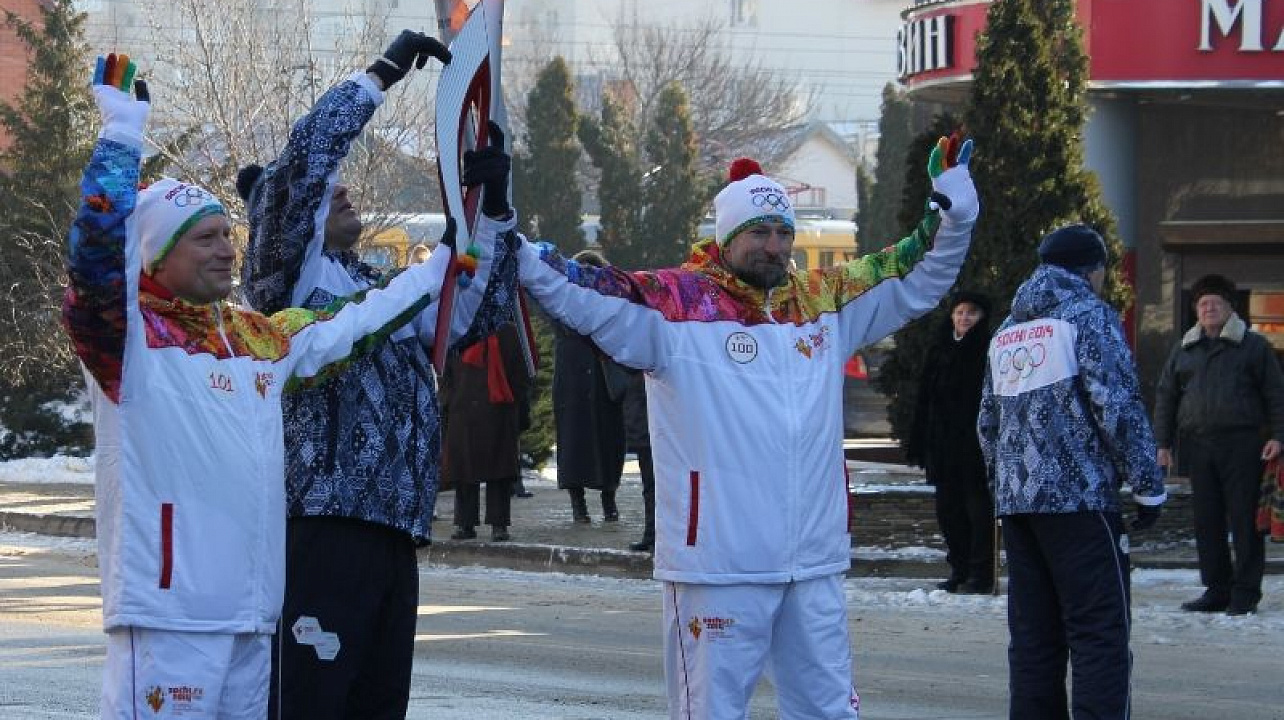 Жители Центрального округа встретили Олимпийский огонь