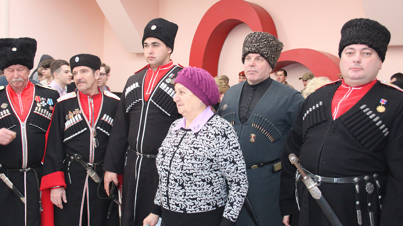 Ветераны Карасунского округа вручили новую книгу казакам Пашковского станичного казачьего общества