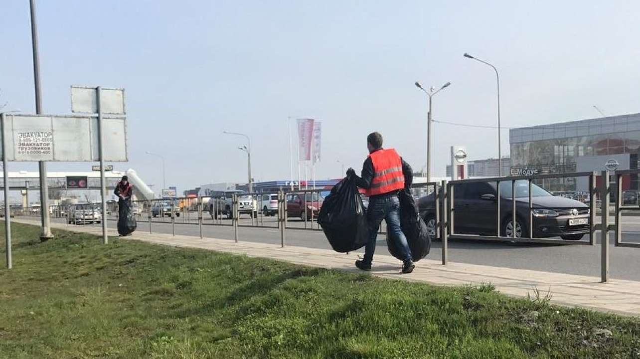 В рамках челленджа #trashtag в Краснодаре очистили от мусора участок Ростовского шоссе