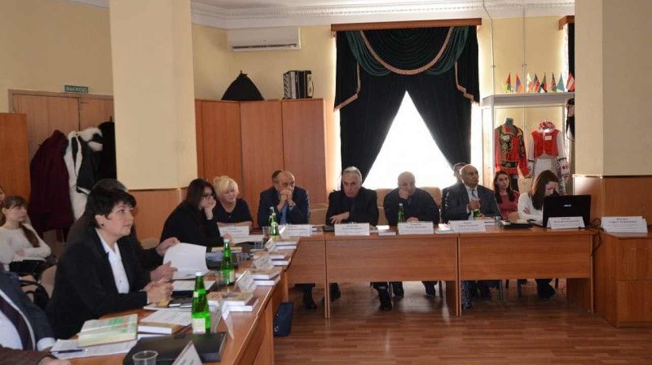 Учёные и практики обсудили проблемы межнациональных отношений в рамках (3).JPG