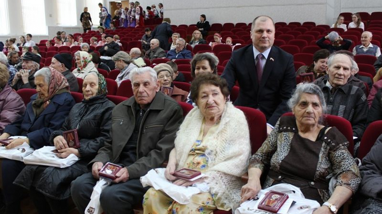 В администрации Центрального округа проходят торжественные вручения юбилейных медалей