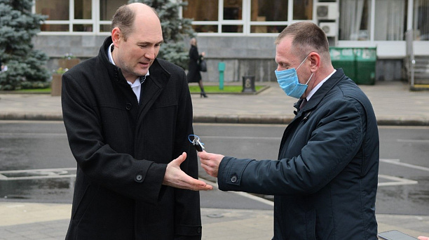 Медучреждениям Краснодара и Кубани передали семь машин скорой помощи