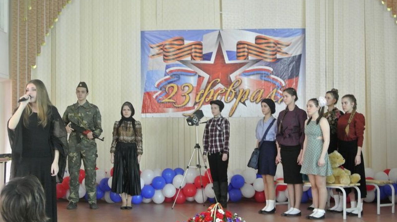 В Краснодарском торгово-экономическом колледже патриотический месячник завершился торжесвенным концертом