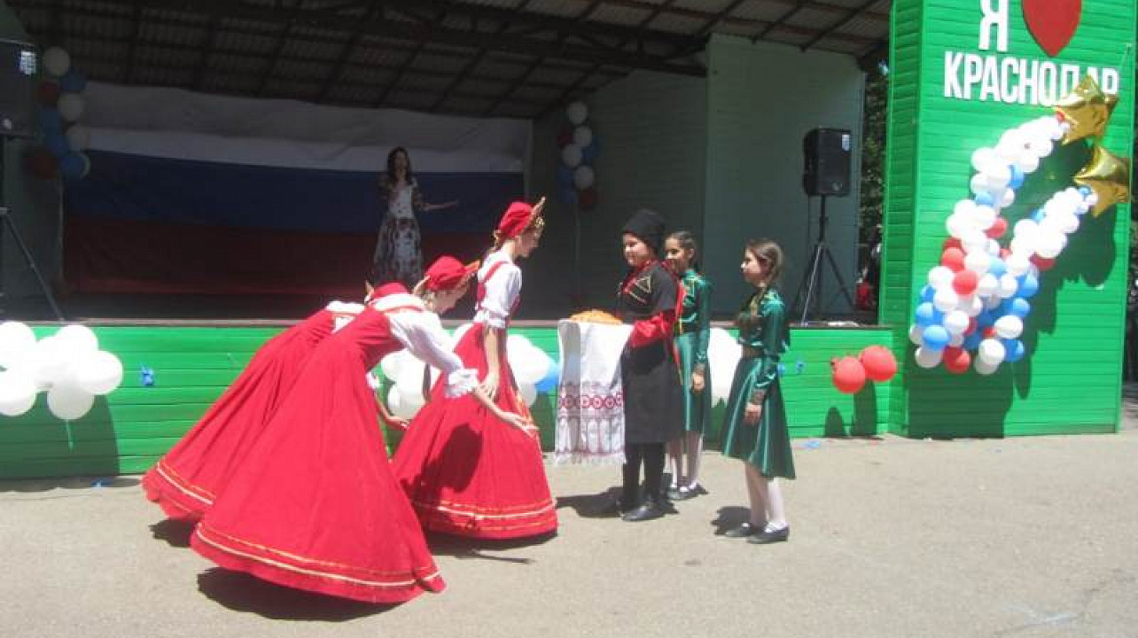 В Центральном округе прошел театрализованный праздник, посвященный Дню России