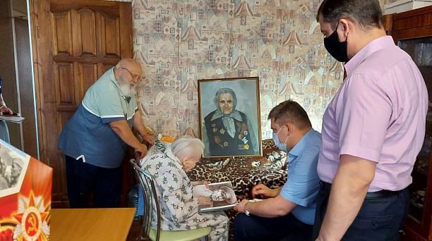 Первый	заместитель главы администрации Прикубанского округа Георгий Антониади и депутат Государственной Думы Дмитрий Ламейкин вручили портреты и памятные книги ветеранам Великой Отечественной войны в рамках акции  «Лицо Победы»