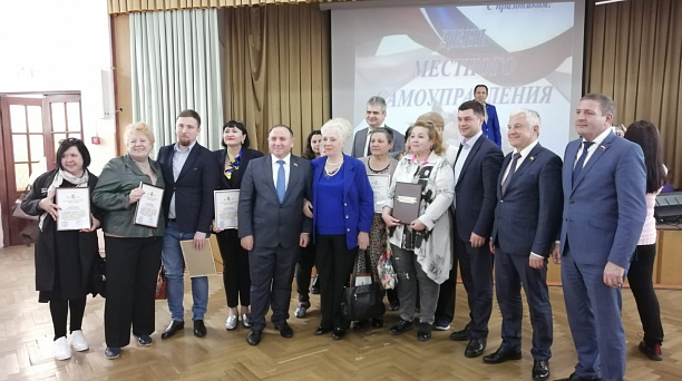 Глава Прикубанского округа Александр Журавлев вручил председателям ТОС благодарственные письма Законодательного Собрания края 