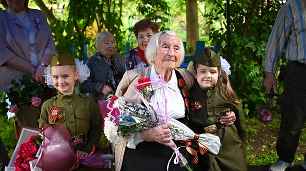 В День юбилея Великой Победы Евгений Наумов поздравил со 101-летием Елену Потаповну Гонтарь