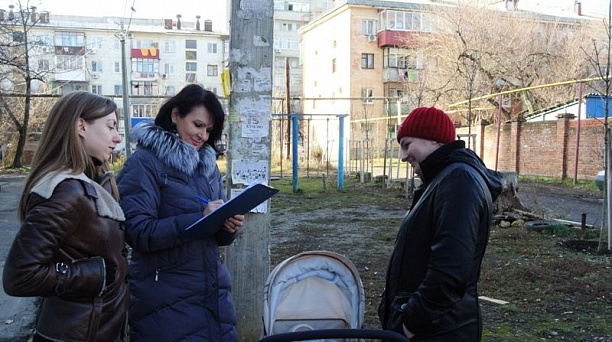 Окружная комиссия по делам несовершеннолетних  навестила семьи и подростков, находящихся в социально опасном положении