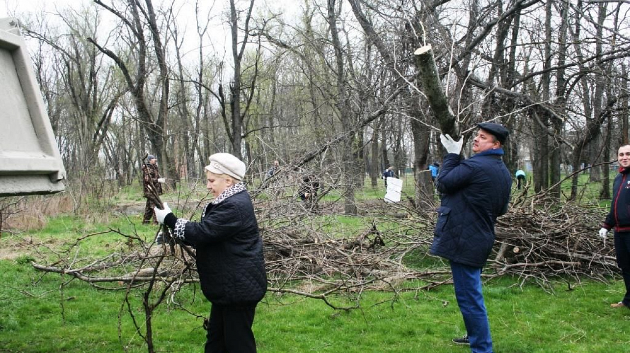 Жители 1 отделения учхоза «Кубань» навели порядок в парке поселка