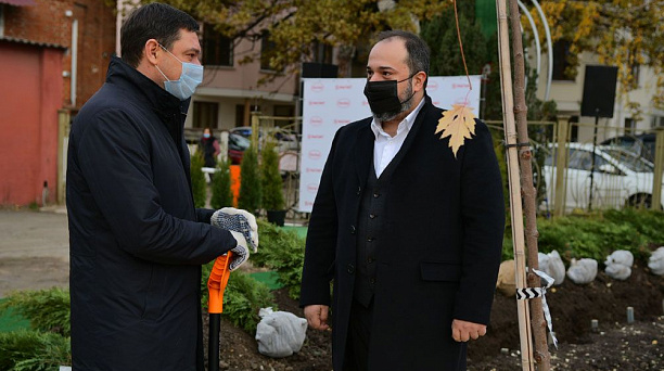 В будущем сквере на углу улиц Постовой и им. Седина Краснодара высадили 180 деревьев