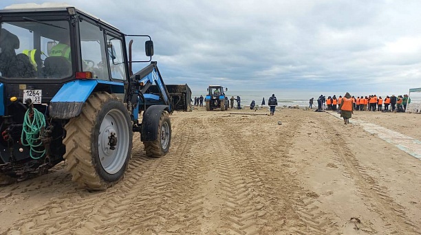 Служба спасения и волонтёры Краснодара очищают береговую полосу от нефтепродуктов в Анапе