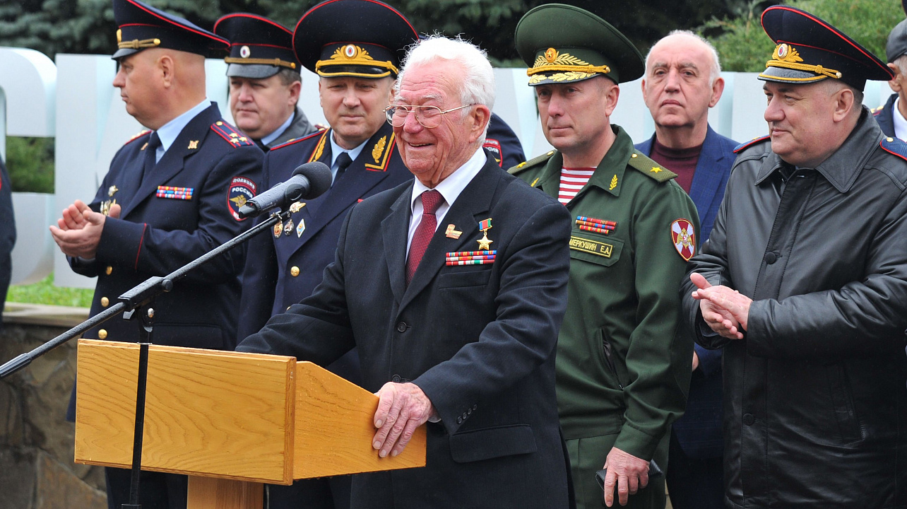 В Краснодарском университете МВД России открыли памятник известному литературному и кинематографическому герою – участковому уполномоченному милиции Анискину