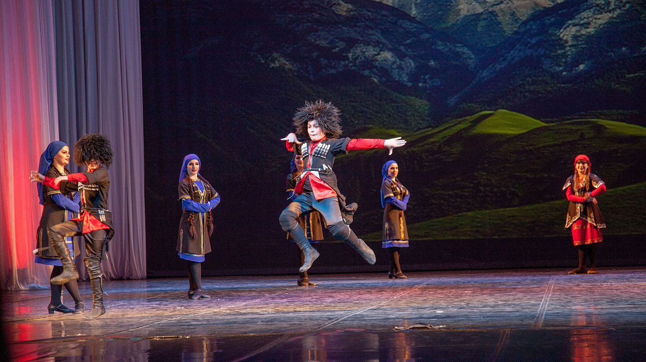 XII Краснодарский городской молодёжный фестиваль «Песни и танцы народов мира» объединил сотни горожан р (12).jpg