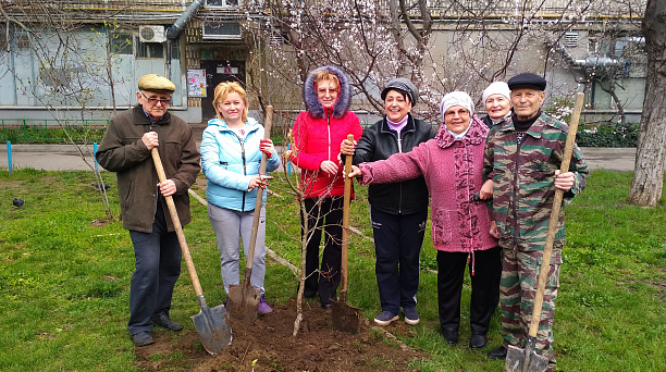 Жители домов по улице Яна Полуяна высадили саженцы ясеня и дуба