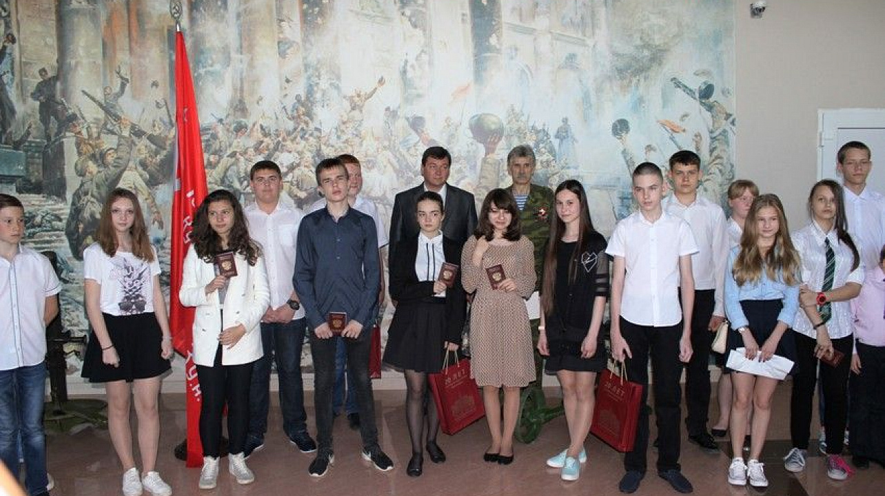 Юным  гражданам Западного округа торжественно вручили паспорта