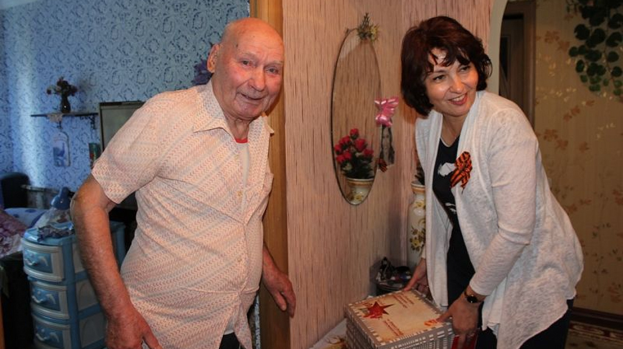 Руководство администрации Центрального округа чествует фронтовиков на дому