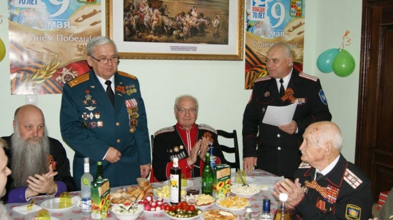 Казаки Краснодара поздравили ветеранов