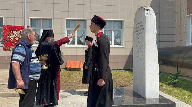 Торжественное открытие памятника в школе № 61 хутора Ленина